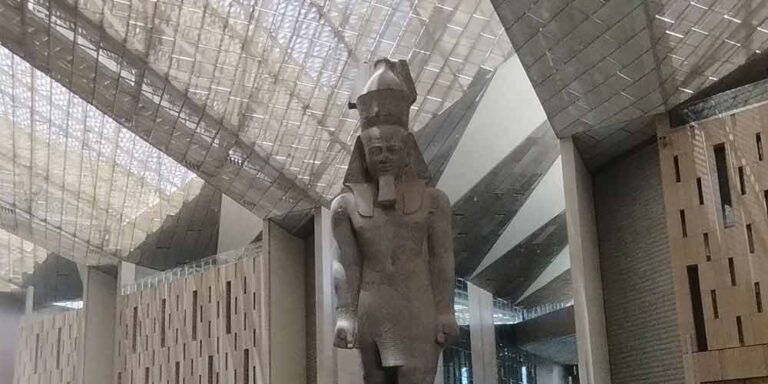 Estatua del Rey Ramsés II dentro del Gran Museo Egipcio.