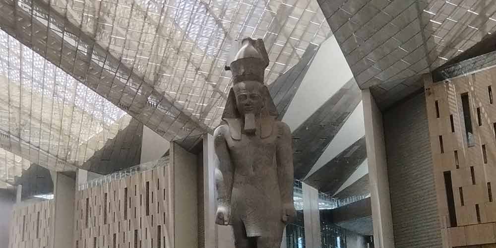Estatua del Rey Ramsés II dentro del Gran Museo Egipcio.